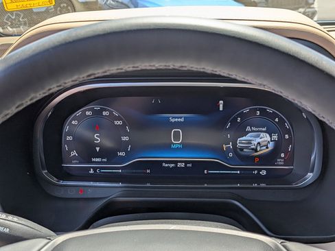 Used 2024 Chevrolet Suburban Premier w/ Premium Package AWD/4WD image 18