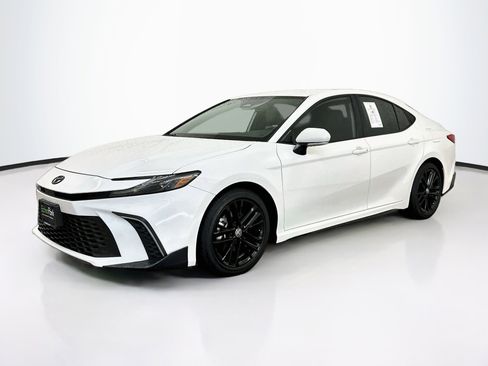 Used 2025 Toyota Camry SE w/ Convenience Package FWD image 3
