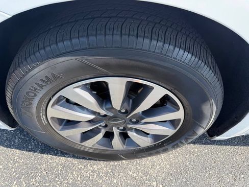 Used 2023 Chrysler Pacifica Touring-L FWD image 10