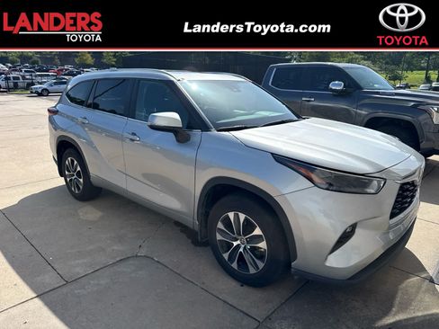Used 2025 Toyota Highlander XLE AWD/4WD image 1