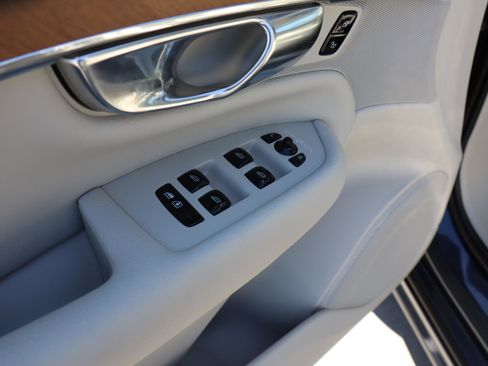 Used 2022 Volvo XC90 T8 Inscription Expression w/ Protection Package image 16