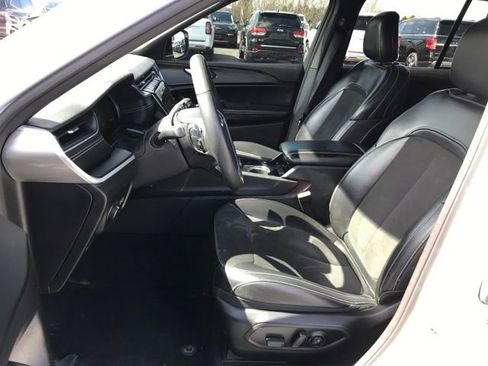 Used 2023 Jeep Grand Cherokee Altitude AWD/4WD image 14
