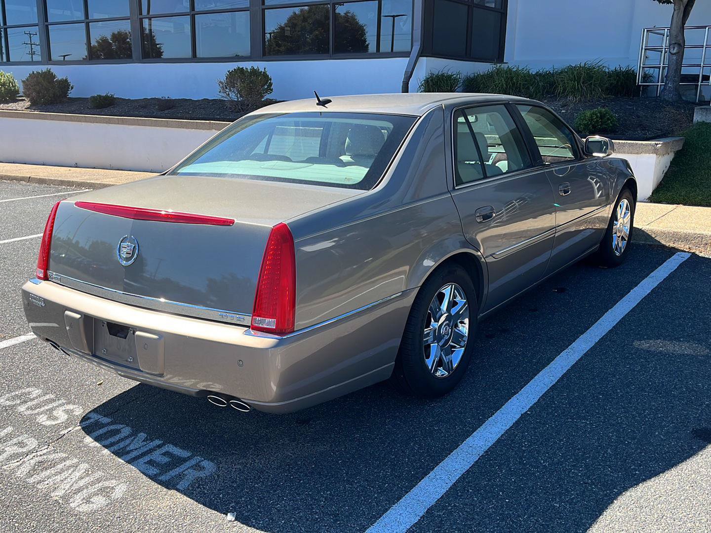 Used 2006 Cadillac DTS w/ Trunk Convenience Package FWD image 3