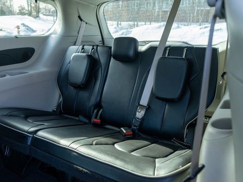 Used 2024 Chrysler Pacifica Limited image 30