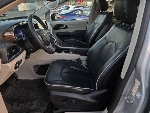 Used 2023 Chrysler Pacifica Limited image 18