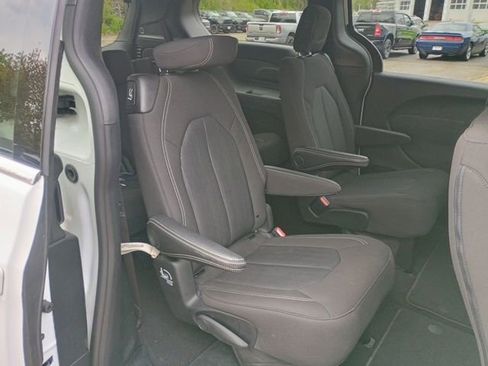Used 2024 Chrysler Pacifica Touring FWD image 16
