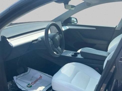 Used 2024 Tesla Model Y Long Range AWD/4WD image 17