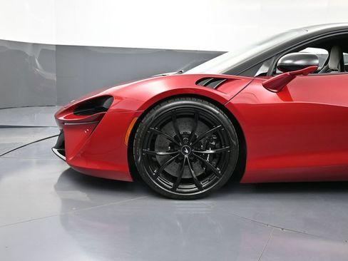 Used 2024 McLaren Artura RWD image 12