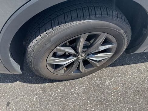 Used 2023 Volkswagen Tiguan SE w/ Panoramic Sunroof Package image 4