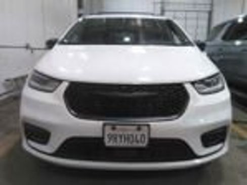 Used 2025 Chrysler Pacifica Limited image 7
