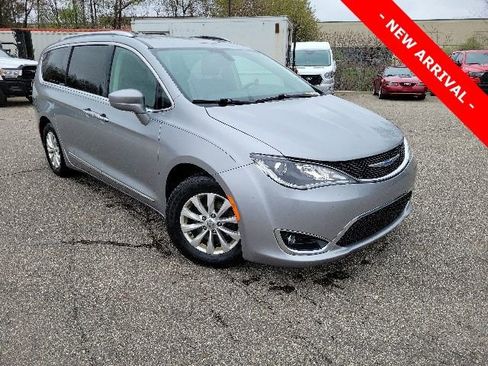 Used 2018 Chrysler Pacifica Touring-L Plus FWD image 1