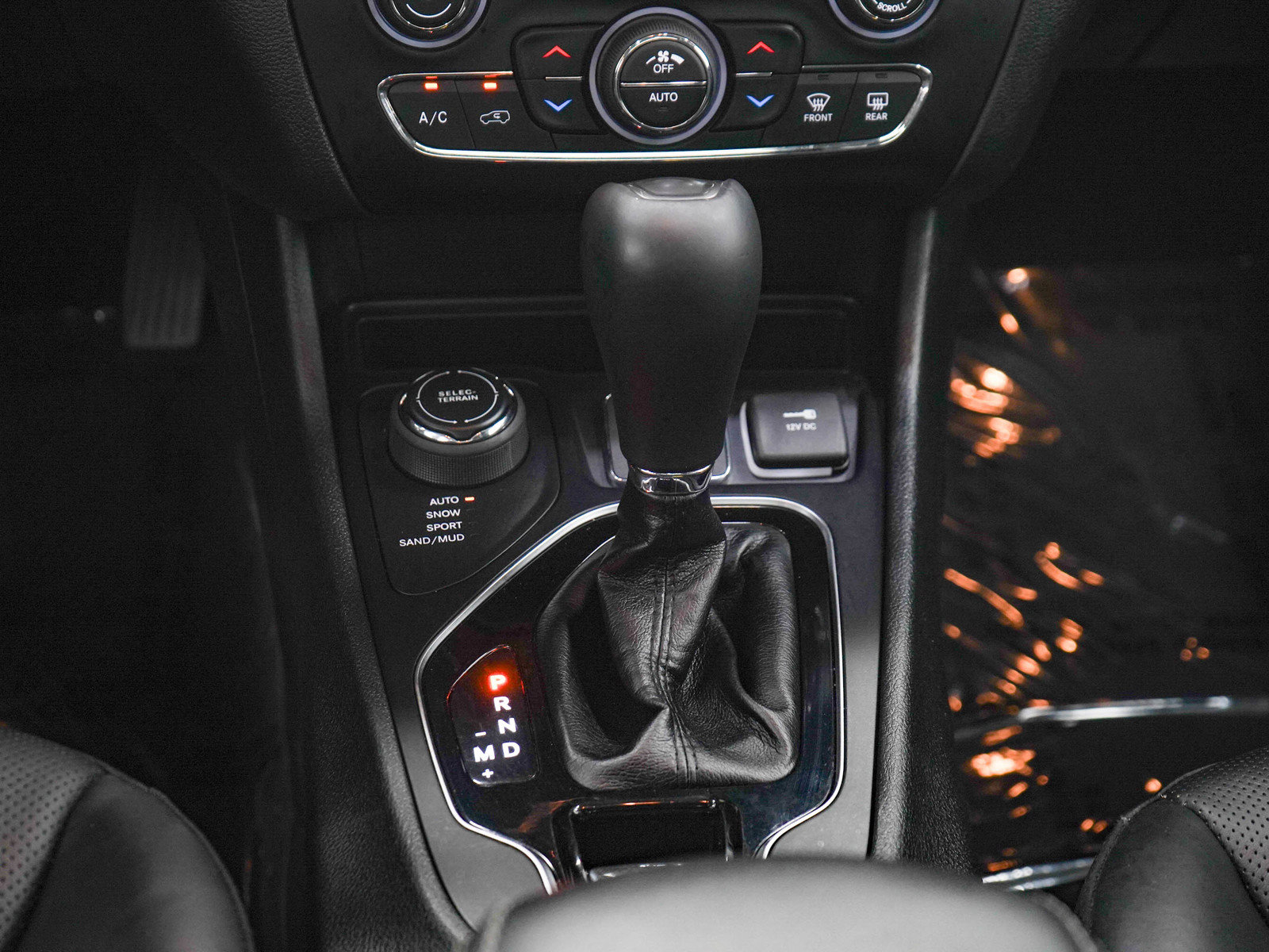 Used 2019 Jeep Cherokee Limited w/ Luxury Group AWD/4WD image 18