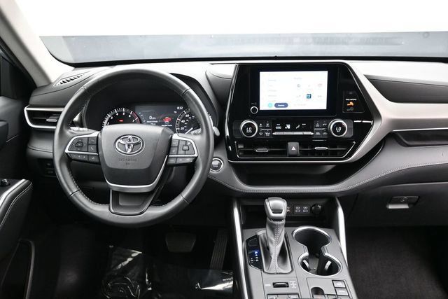 Used 2023 Toyota Highlander LE AWD/4WD image 11