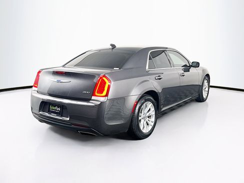 Used 2018 Chrysler 300 Touring L image 9