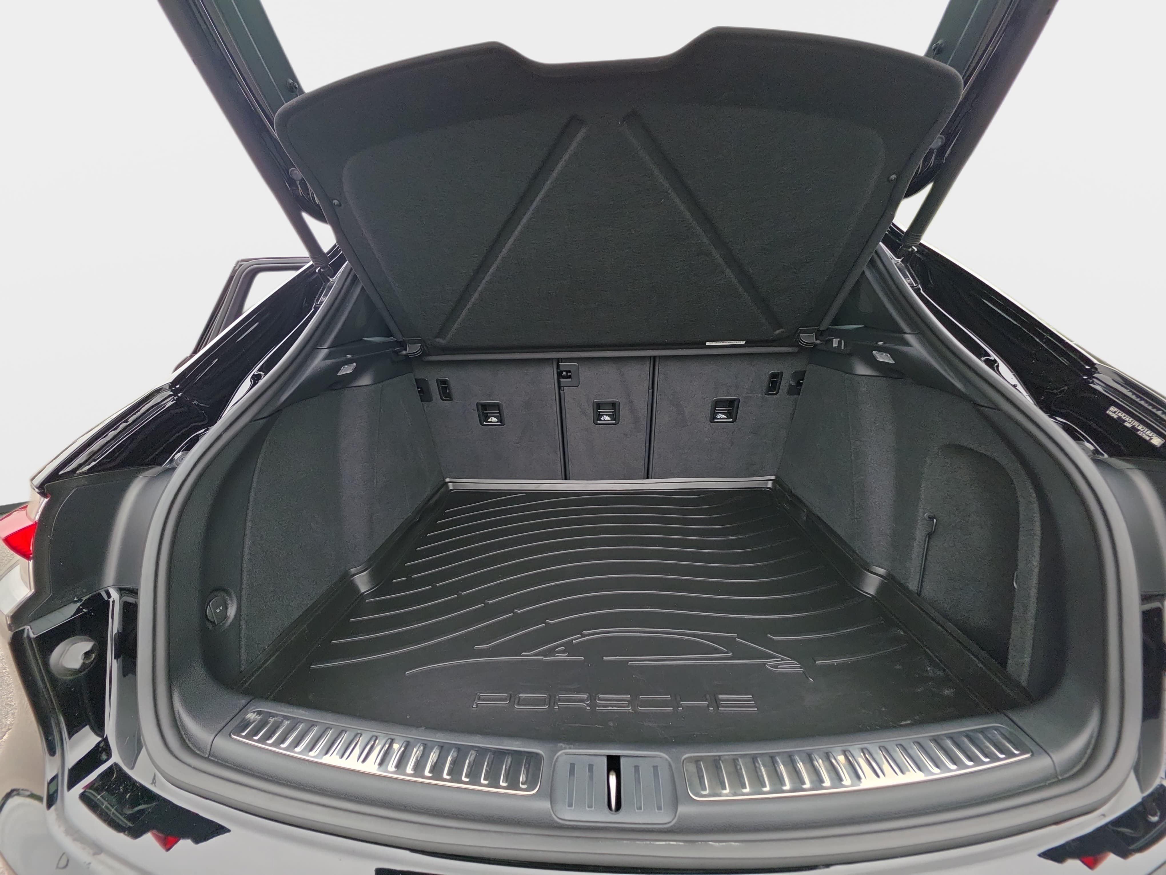 Used 2023 Porsche Macan Turbo AWD/4WD image 12