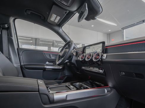 Used 2025 Mercedes-Benz GLB 250 image 17