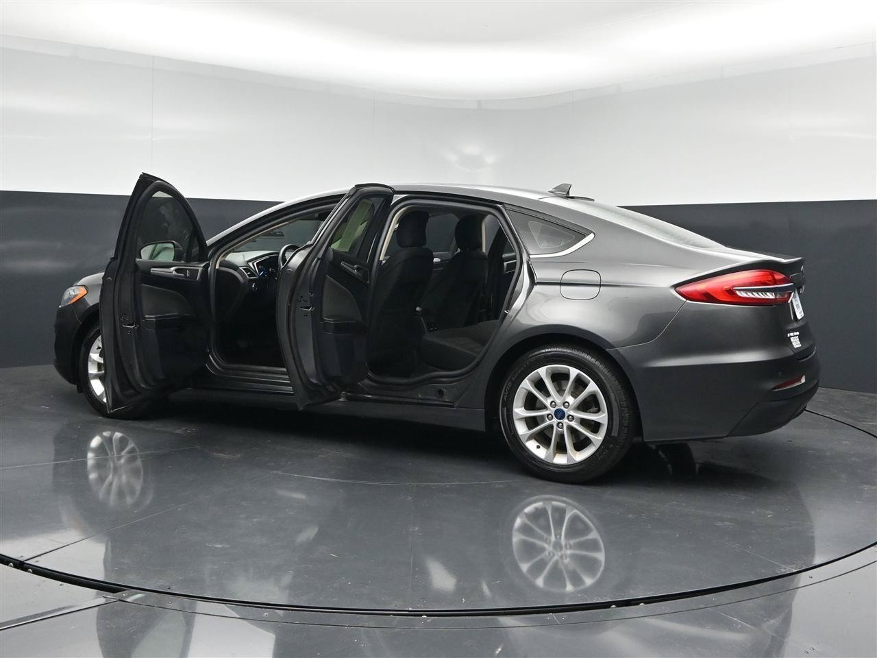 Used 2019 Ford Fusion SE FWD image 38
