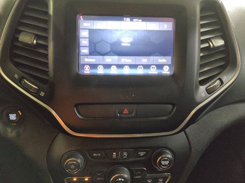 Used 2019 Jeep Cherokee Latitude Plus FWD image 25