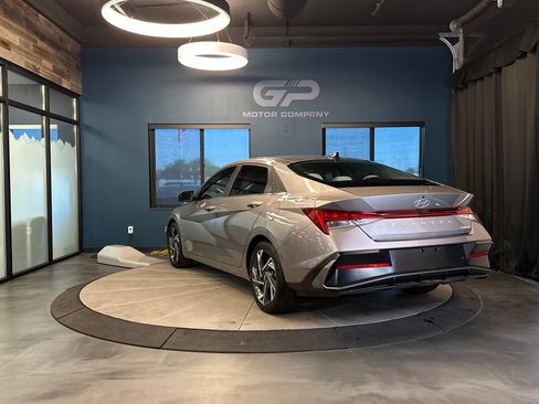 Used 2024 Hyundai Elantra Limited FWD image 5
