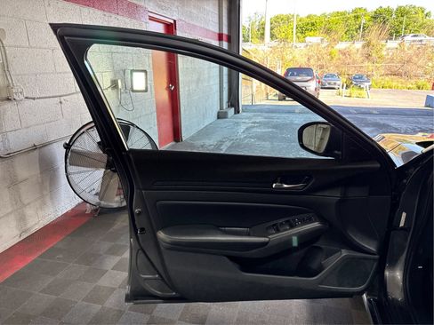 Used 2024 Nissan Altima 2.5 SV FWD image 19
