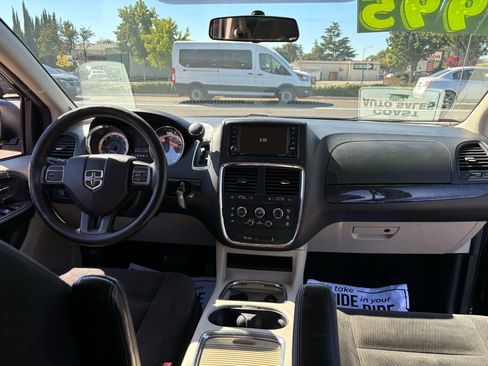 Used 2016 Dodge Grand Caravan SXT image 2