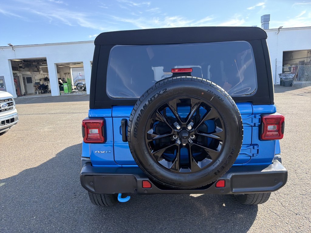 Used 2024 Jeep Wrangler Unlimited Sahara w/ Technology Group AWD/4WD image 4
