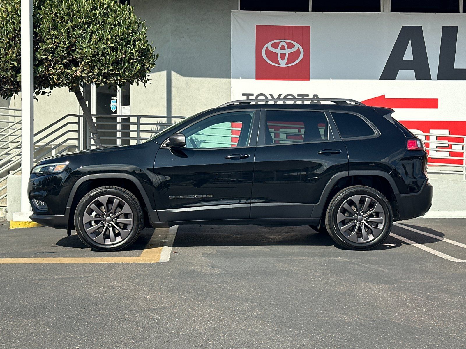 Used 2021 Jeep Cherokee Latitude Lux 80th Anniv w/ Quick Order Package 26U 80TH AWD/4WD image 2