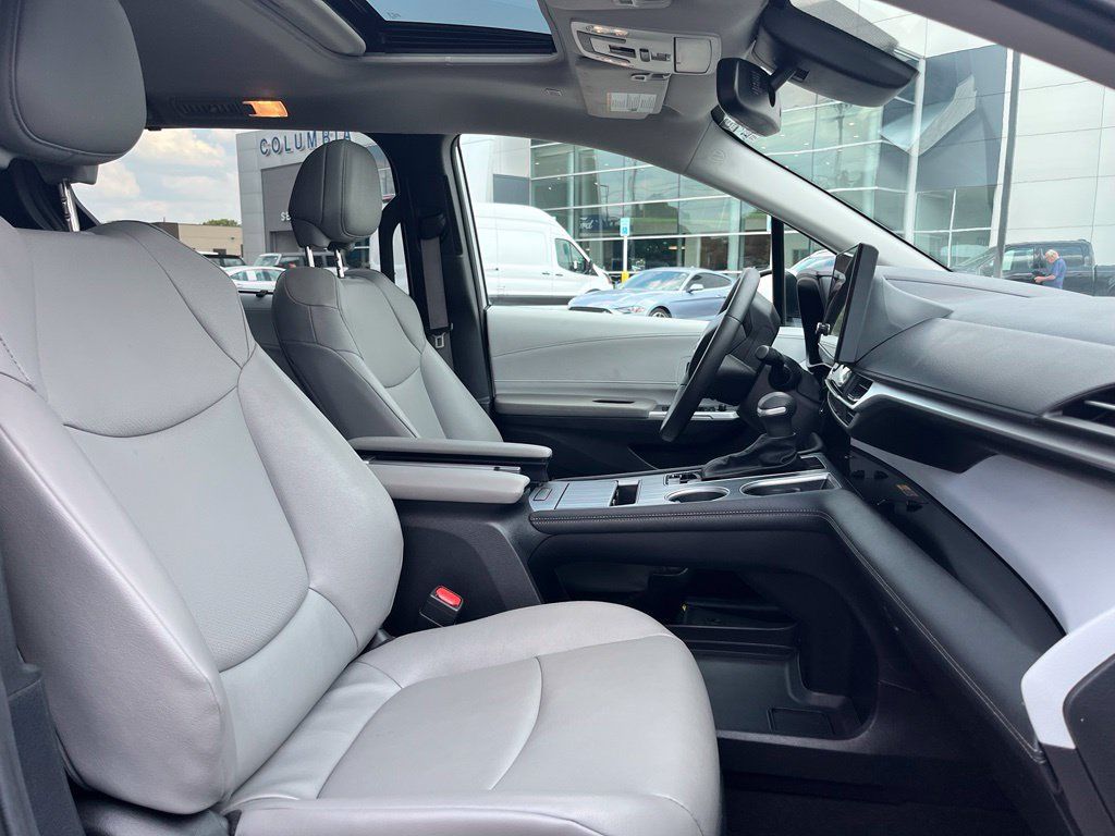 Used 2025 Toyota Sienna XLE FWD image 7