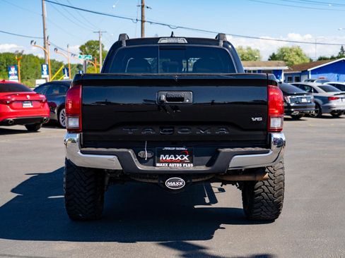 Used 2018 Toyota Tacoma TRD Off-Road AWD/4WD image 10