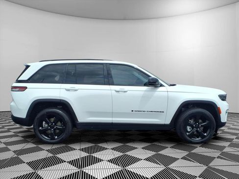 Used 2023 Jeep Grand Cherokee Limited w/ Black Appearance Package RWD image 30