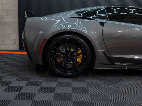 Used 2015 Chevrolet Corvette Z06 w/ Z07 Performance Package RWD image 17