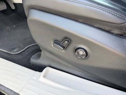 Used 2024 Chrysler Pacifica Touring-L FWD image 10