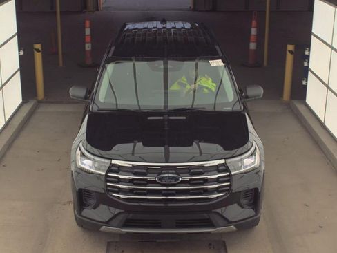 Used 2025 Ford Explorer Active image 3