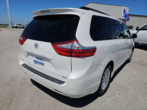 Used 2017 Toyota Sienna XLE w/ XLE Navigation Package FWD image 7