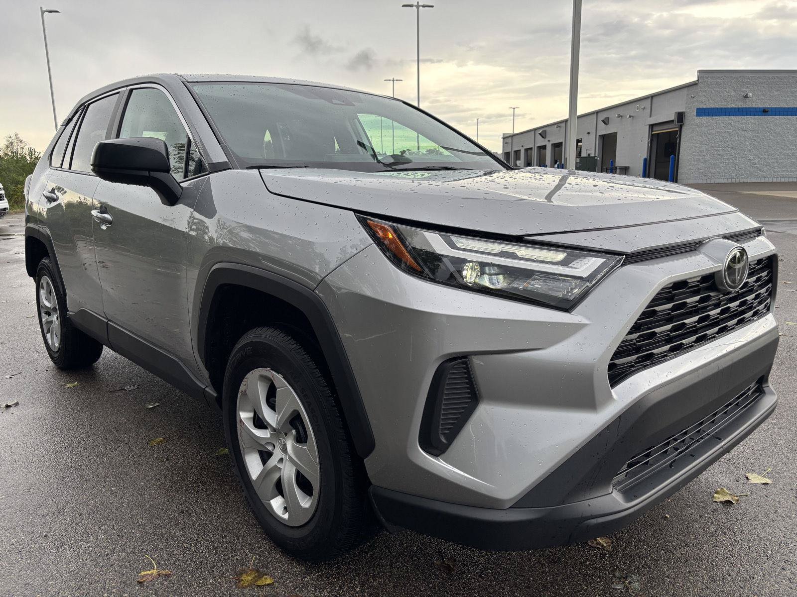 Used 2025 Toyota RAV4 LE AWD/4WD image 5