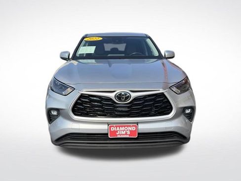 Used 2022 Toyota Highlander LE AWD/4WD image 2