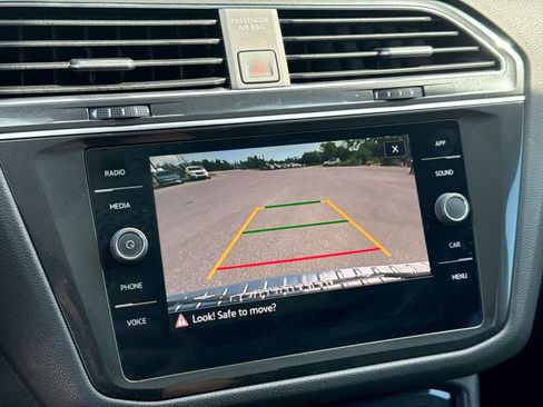 Used 2022 Volkswagen Tiguan SE w/ Panoramic Sunroof Package FWD image 36