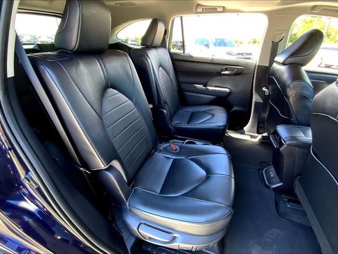 Used 2023 Toyota Highlander XLE image 19