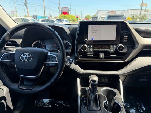 Used 2023 Toyota Highlander LE AWD/4WD image 19