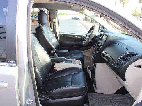 Used 2014 Chrysler Town & Country Touring FWD image 14