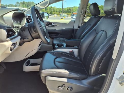 Used 2024 Chrysler Pacifica Touring-L FWD image 3