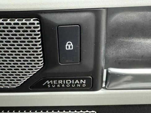 Used 2023 Land Rover Defender 130 SE image 21