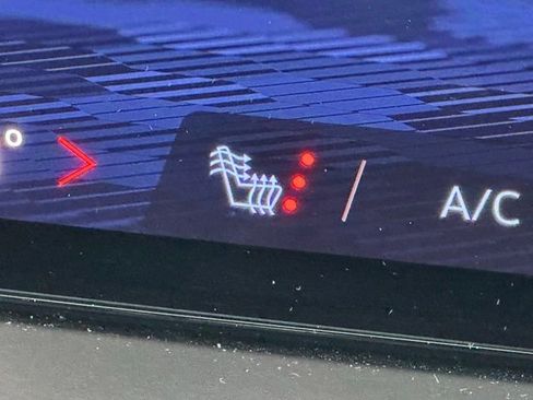 Used 2025 Chevrolet Traverse LT image 33