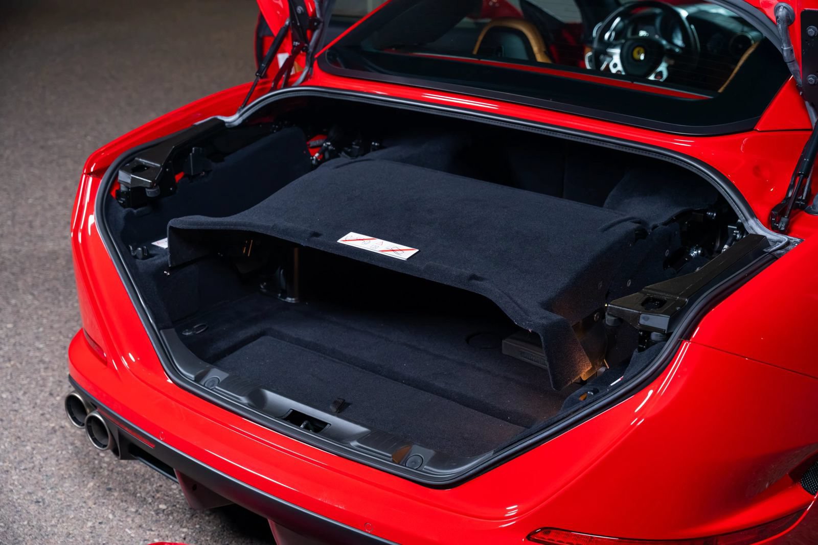 Used 2015 Ferrari California T RWD image 19