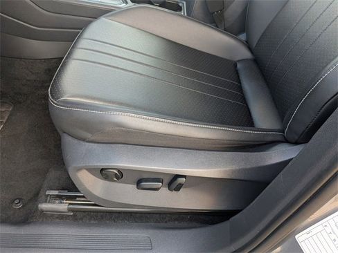 Certified 2024 Volkswagen Tiguan SE image 20