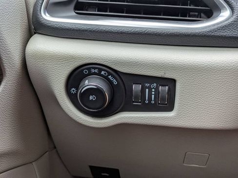 Used 2022 Chrysler Pacifica Limited w/ Uconnect Theater Family Group FWD image 30