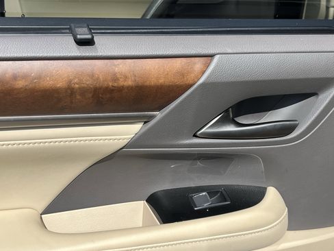 Used 2021 Lexus LX 570 4WD w/ Luxury Package image 29