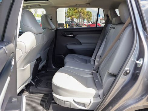 Used 2024 Toyota Highlander XLE image 10