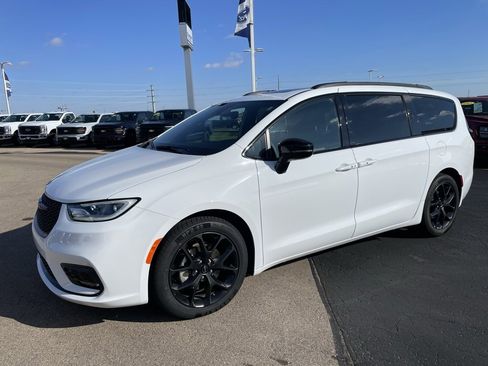 Used 2025 Chrysler Pacifica Limited image 6