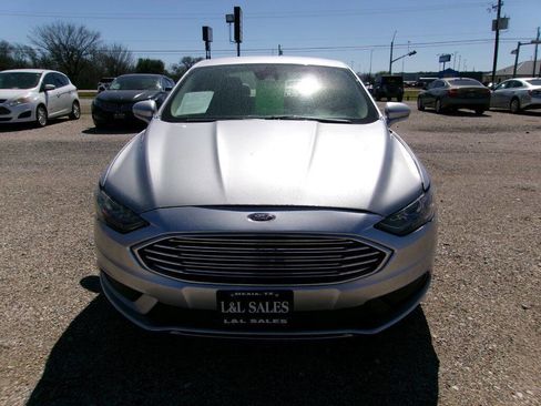 Used 2017 Ford Fusion SE image 2